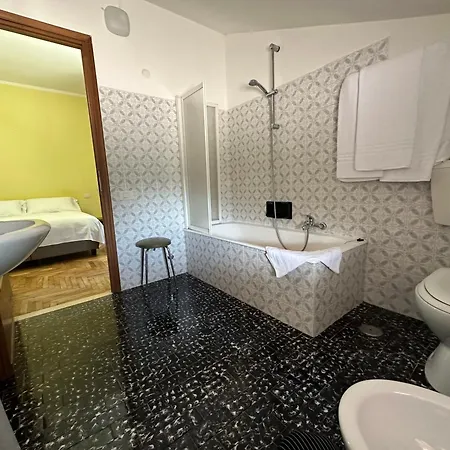 La Coldra Hotel *